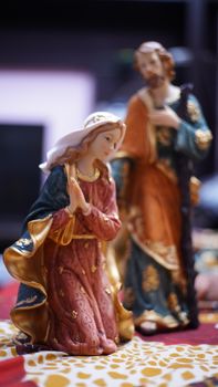Sagrada Família de Nazaré: Um Símbolo de Amor, Fé e União para os Lares Cristãos Beautifully detailed figurines of Mary and Joseph in vibrant colors, perfect for religious decor.